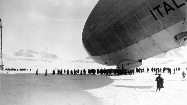 no 2394 DPH (AR) 26757_Spedizione Polare 1928 - Baia del Re - 06_05_1928 - Svalbard - Ormeggio al pilone.jpg